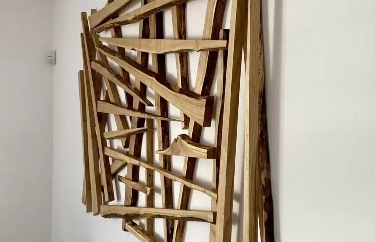 O design e a decoração são outros dos trabalhos, neste caso um quadro de parede feito de madeira